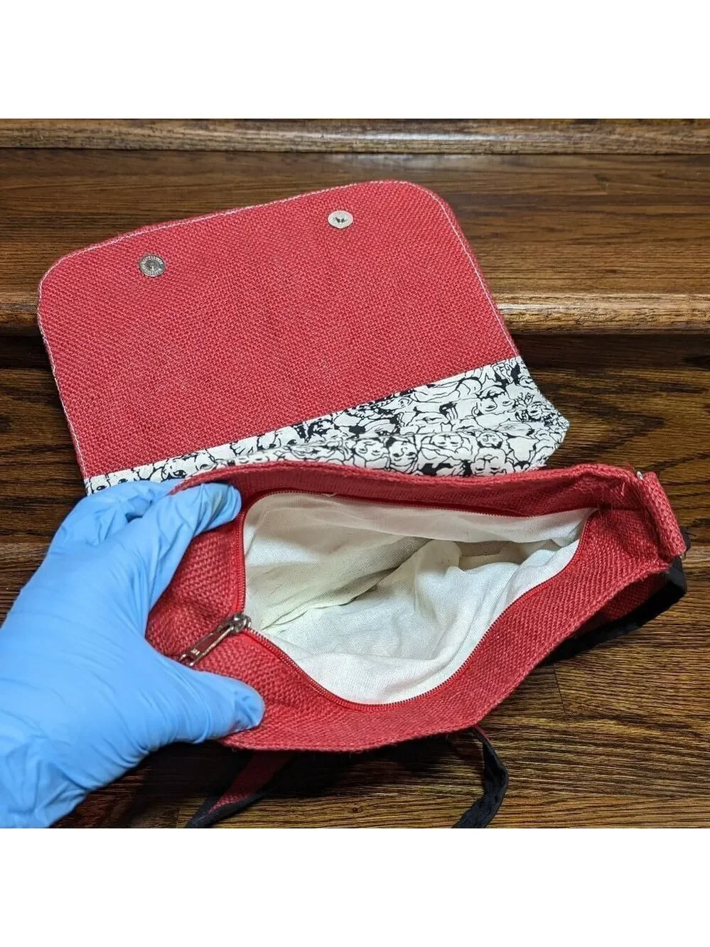 Red Burlap Crossbody With Black/White Artsy Faces on Flap Magnetic Closure EUC